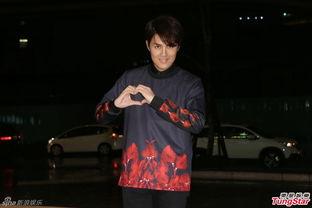 明星与男友唱歌综艺,明星情侣甜蜜献声，综艺舞台绽放爱情旋律