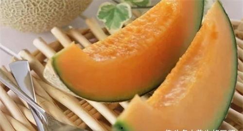 一家三口深夜吃哈密瓜,一家三口的哈密瓜美食时光