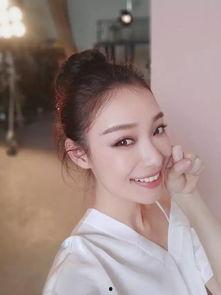 重庆女明星拍照,重庆女明星镜头下的时尚魅力