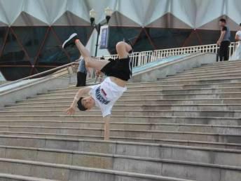 明星鬼步舞怎么学