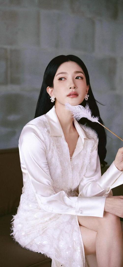 江疏影 明星海报网,光影交织，演绎时尚魅力